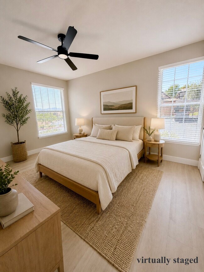 Dormitorio principal con persianas, suelo y ventilador de techo nuevos. - 231 W Horizon Ridge Pky