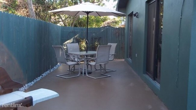 Foto del edificio - 2 br, 2 bath Apartment - 2563 NE Palm Ave