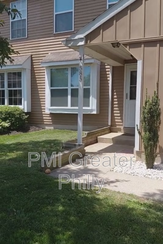 Building Photo - 585 Wrensong Rd
