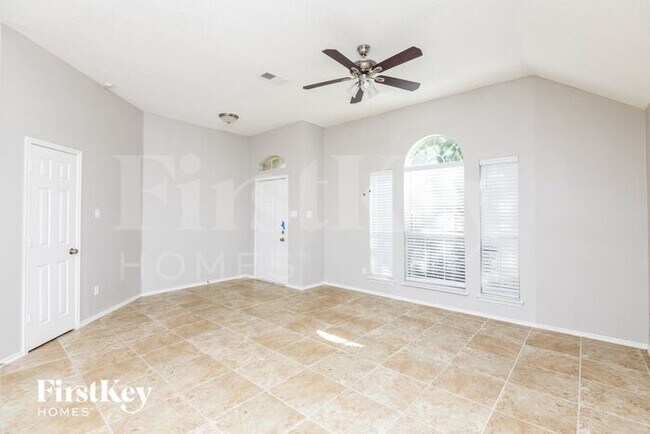 Foto del edificio - 8201 Cedarcrest Ln