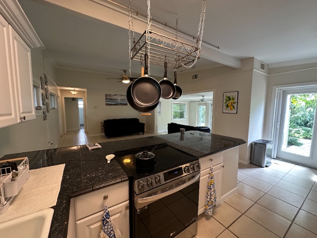 Building Photo - 1648 Maravilla Ave