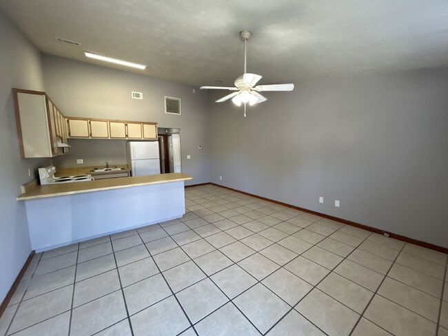 Foto del edificio - Spacious 1 Bedroom 1 Bathroom! Located Off Ocala Road.