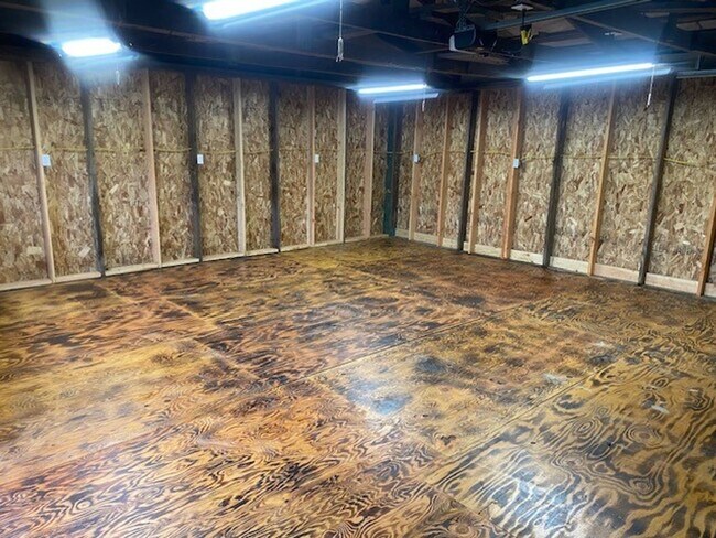 Building Photo - Remodeled 3 bed, 1 bath house with Large 2...