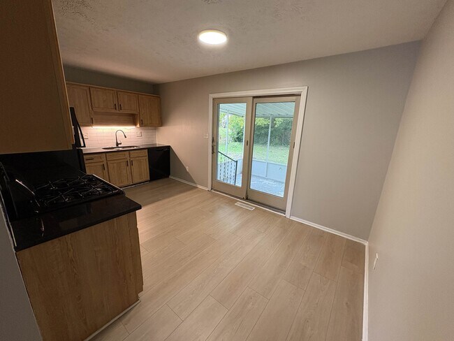 Building Photo - 2526 Queenswood Dr