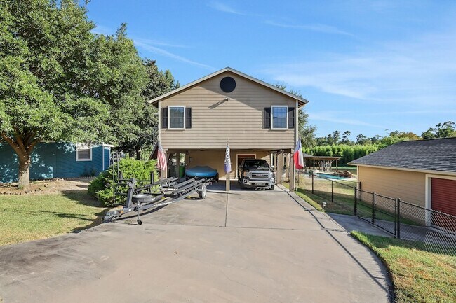 Building Photo - 140 Elm Dr