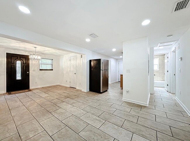 Building Photo - 2842 Lucoma Dr