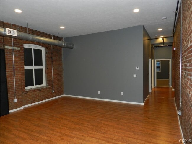 Building Photo - 317 S Clinton St