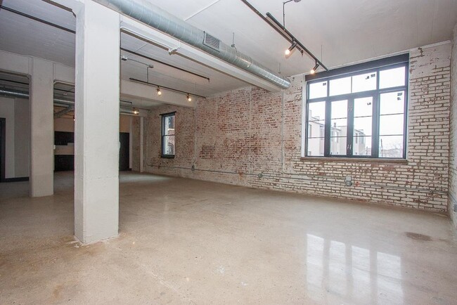 Building Photo - 190 Christopher Columbus Dr