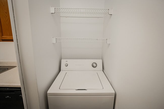 The Mantle - Laundry - Ashton Lake Apartments