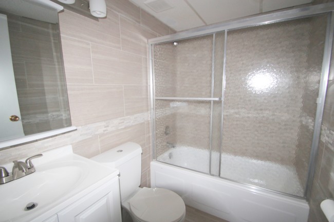 Baño - Chateaugay Apartments