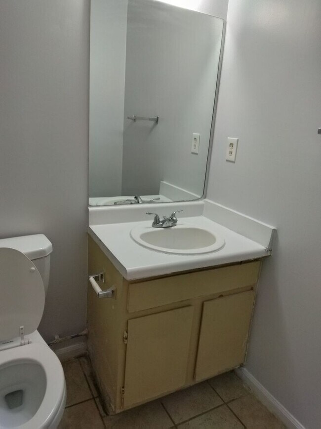 Building Photo - Conveniently Located Spacious 3 Bedroom/2 ...