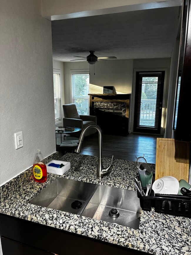Foto del edificio - 321 Holcombs Pond Ct