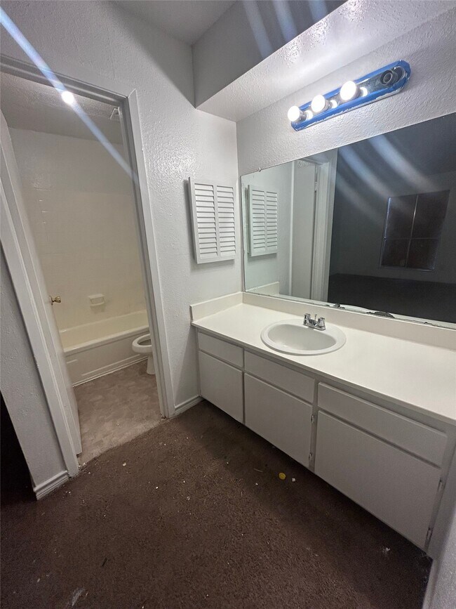 Building Photo - 5625 Antoine Dr