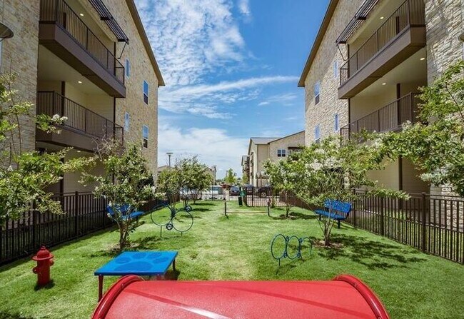 Foto del edificio - 11700 Luna Rd