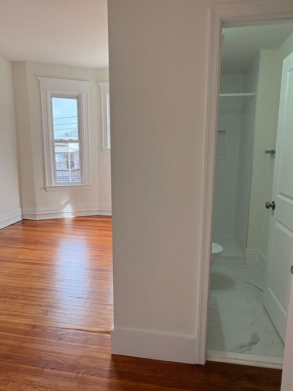 Building Photo - 300 E 30th St