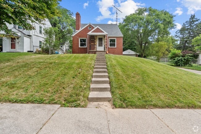 Building Photo - 2024 Southmoor Dr