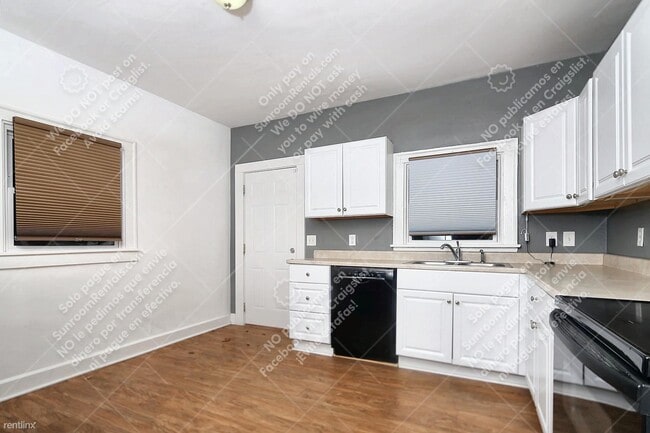 Building Photo - 2 br, 1 bath Duplex - 4244 Graceland Ave