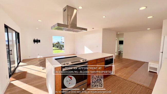 Foto del edificio - One of a kind 2bd/2bth with breathtaking views of the Bay, includes water, garbage, 1 parking spo...