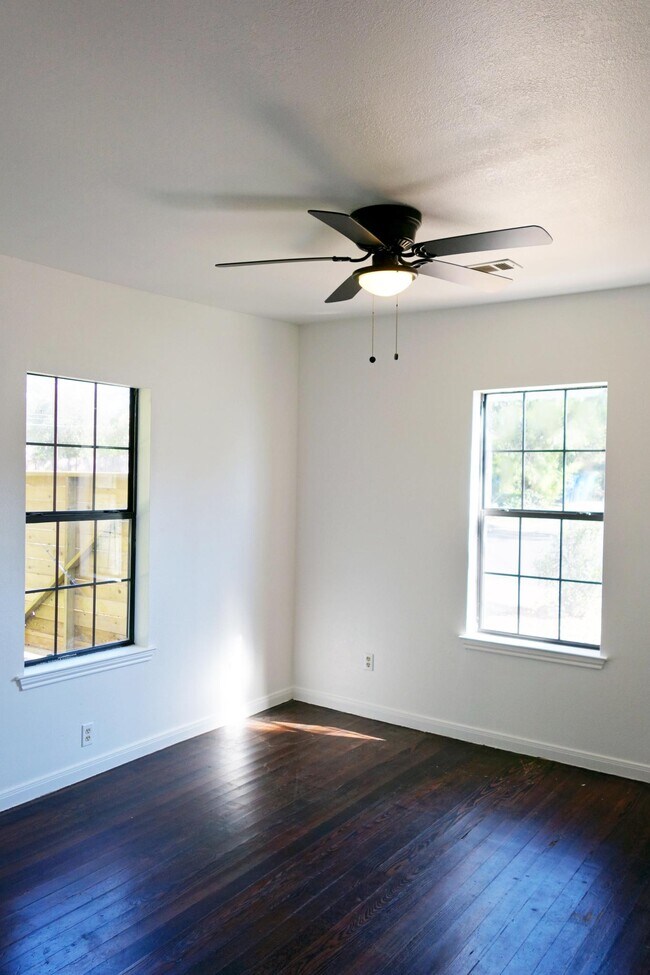 Living room - 1204 Singleton Ave