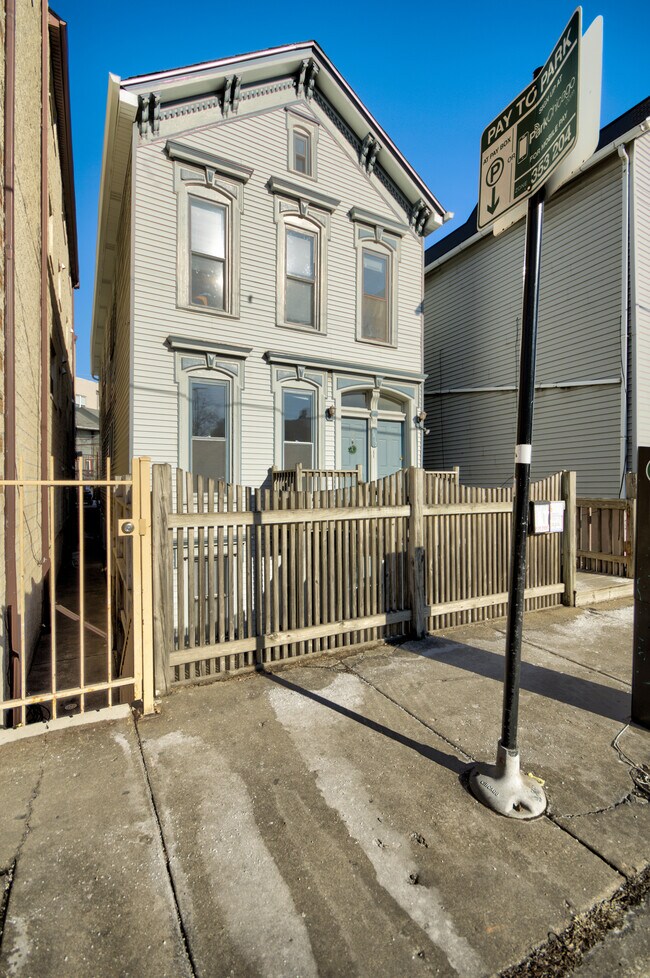 Foto del edificio - 1817 N Clybourn Ave