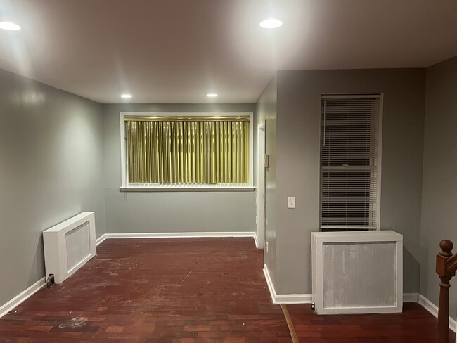 Building Photo - 870 Marcella St