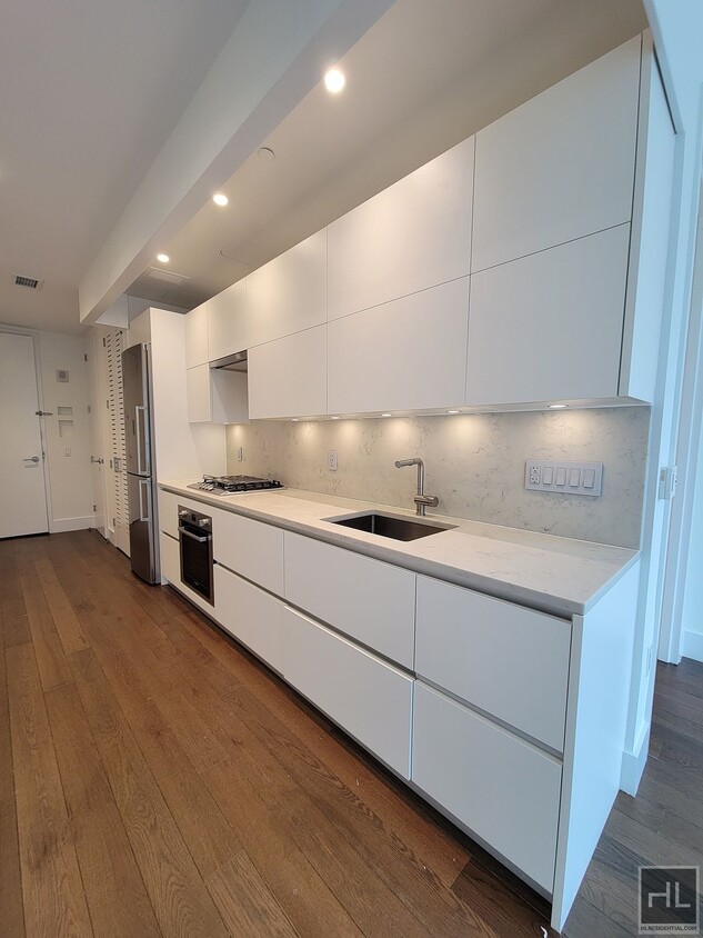 Primary Photo - East 44th Street