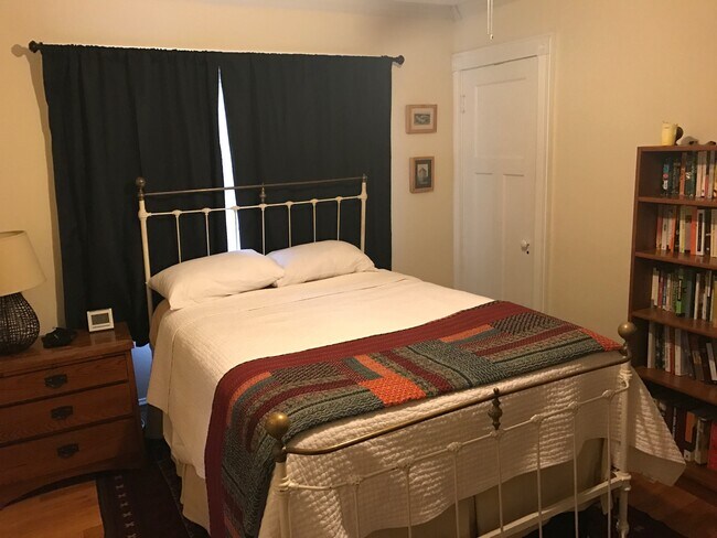 Dormitorio - 1105 Emerald St