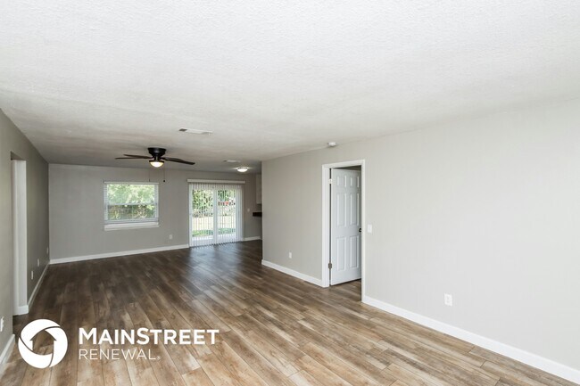 Building Photo - 831 Airoso Rd SE