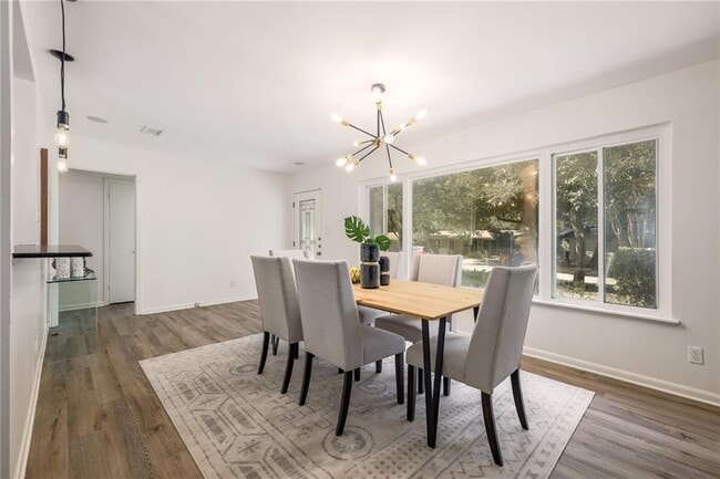 Foto del edificio - 7811 Lazy Ln