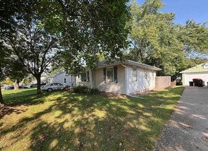 Building Photo - 817 W Ridge Rd