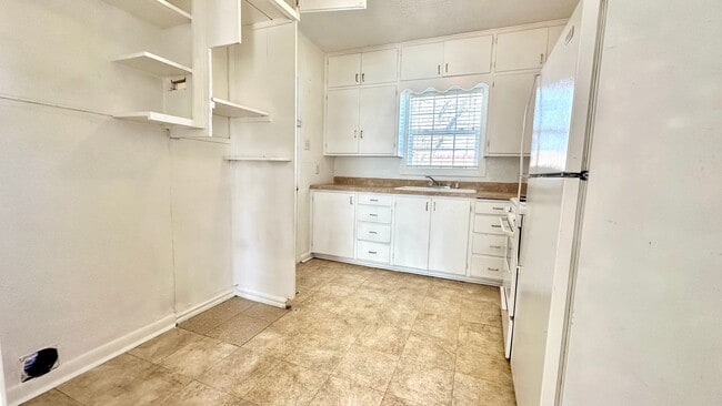 Building Photo - Super Cute 2/1 Just Minutes From Tech and Hospitals!