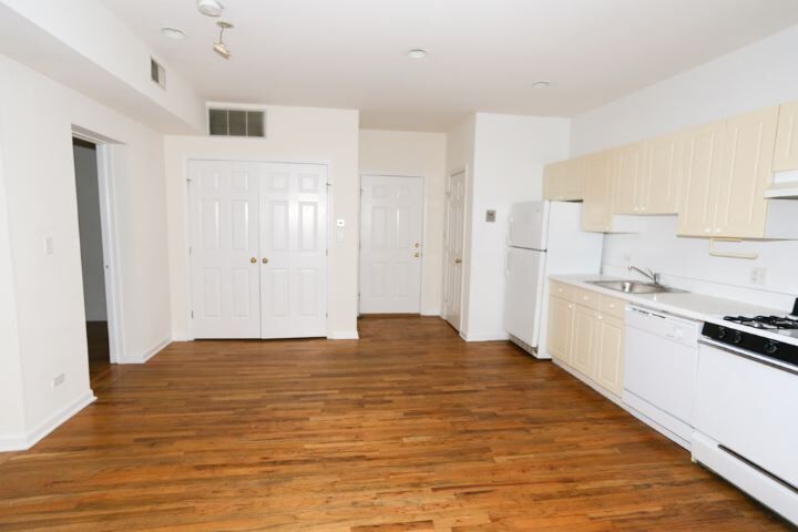 Building Photo - 909 W Dakin St