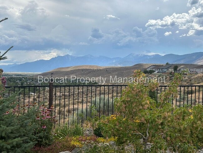 Building Photo - 877 Vista Park Dr