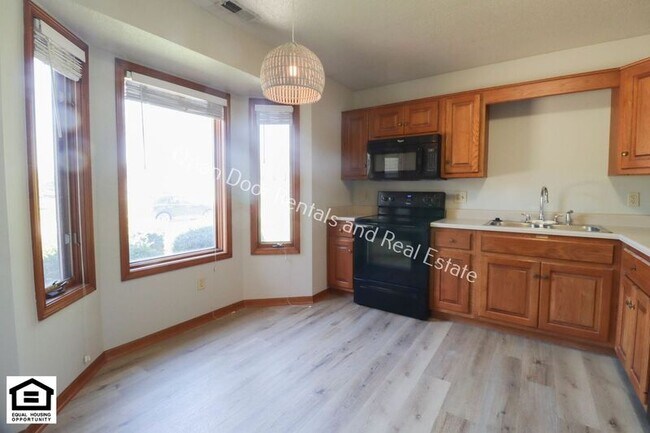 Building Photo - 1418 Lakehurst Dr