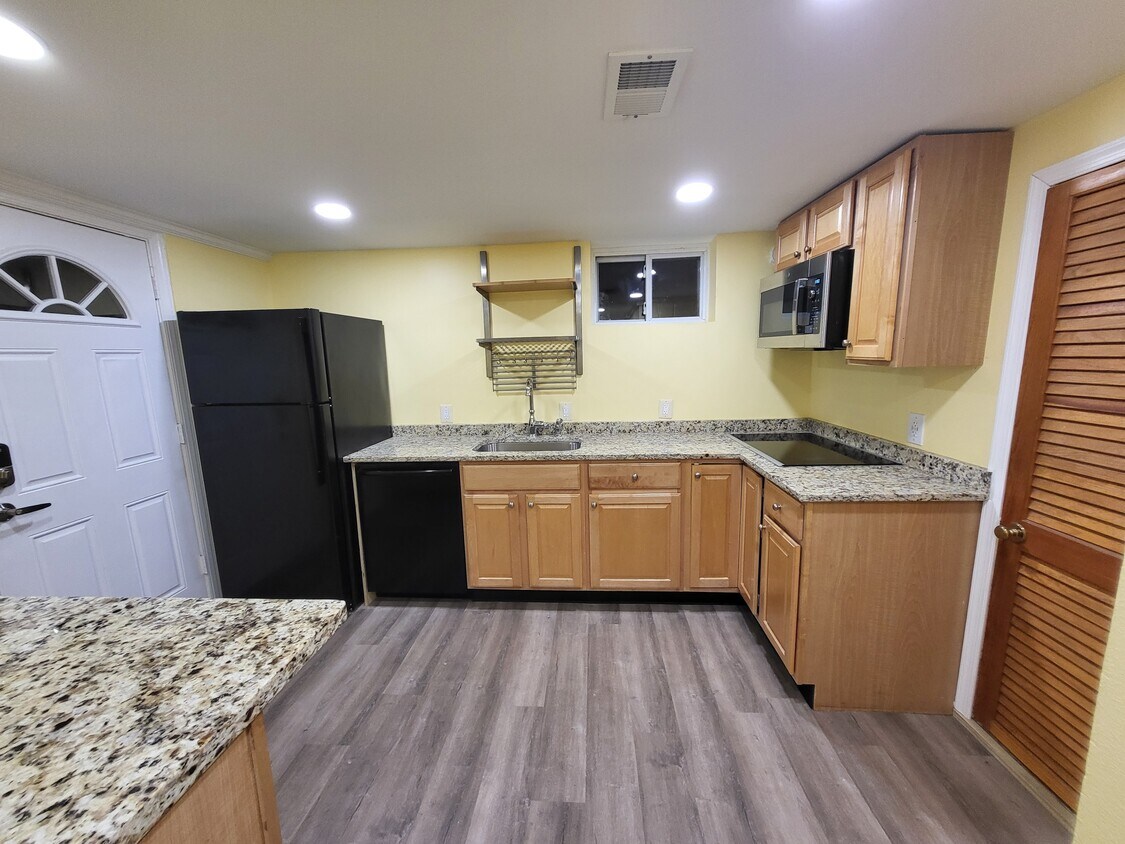 Primary Photo - 409 S George Mason Dr