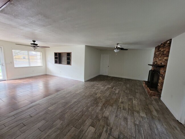 Foto del edificio - 2425 W Central Ave