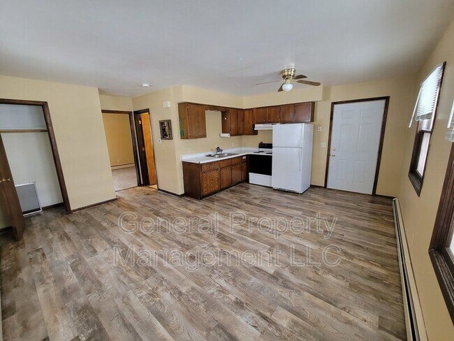 Building Photo - 1 BD, 1 BA Apartment With Off-Street Parki...