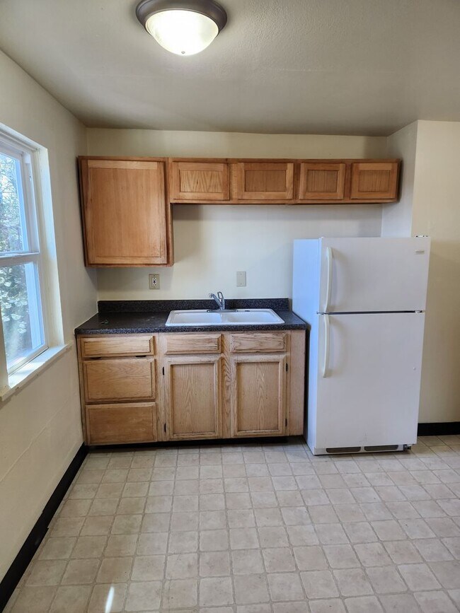 Foto del edificio - 2nd Story 2 bedroom 1 Bath Duplex- Blocks ...