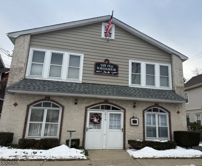 Foto del edificio - 319 Lathrop Ave