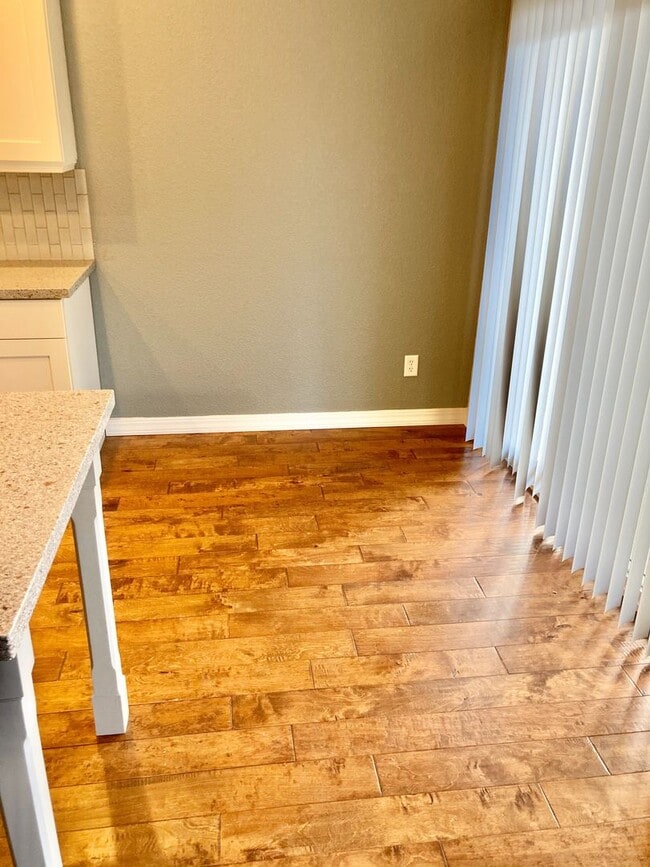 Building Photo - Lovely 3 Bedroom, 2.5 Bathroom Townhome