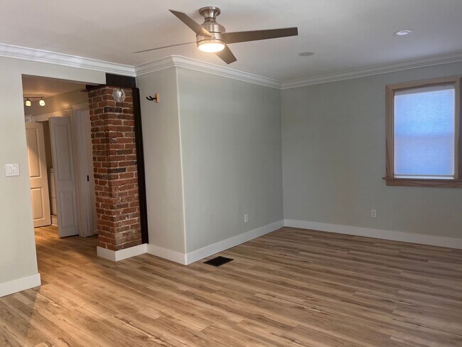 Building Photo - Beautifully Remodeled 2 Bed House for Rent...