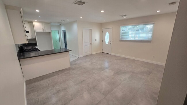 Building Photo - 6724 Simpson Ave