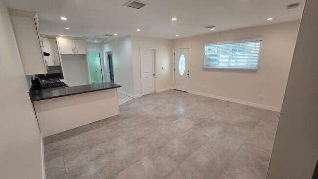 Foto del edificio - 6724 Simpson Ave