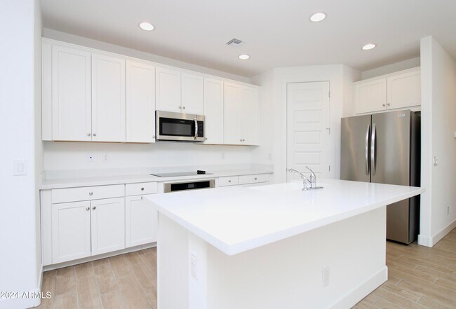 Foto del edificio - 24151 W Gross Ave