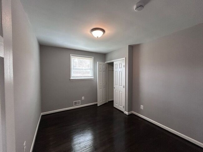 Building Photo - 4 Bedroom Single Family House