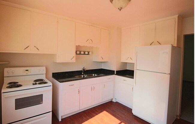 Building Photo - 2 Bedroom Upper Duplex