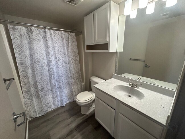 Foto del edificio - Solid surface countertops, stainless steel...