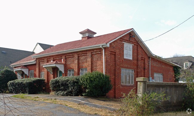 Building Photo - 634 S Sycamore St