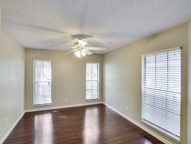 Foto del edificio - 1245 Crossfield Dr