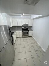 Building Photo - 711 N Pine Island Rd